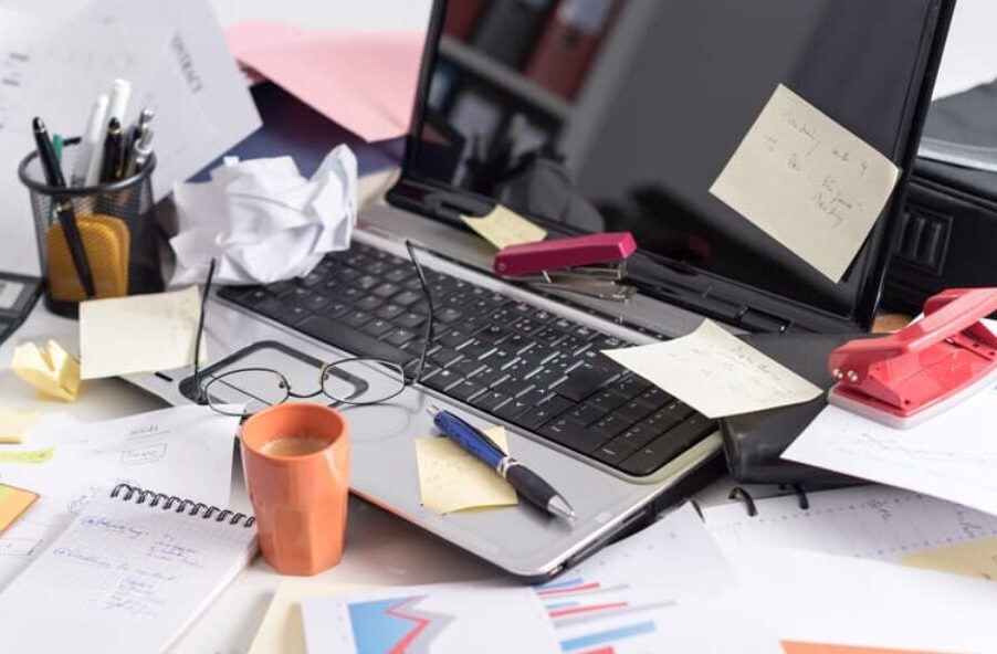 Rommelig bureau